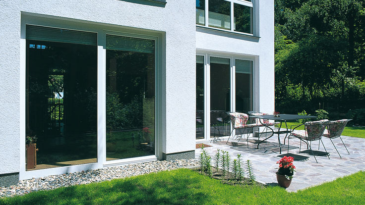Haus mit großer Fensterfront und Terrasse
