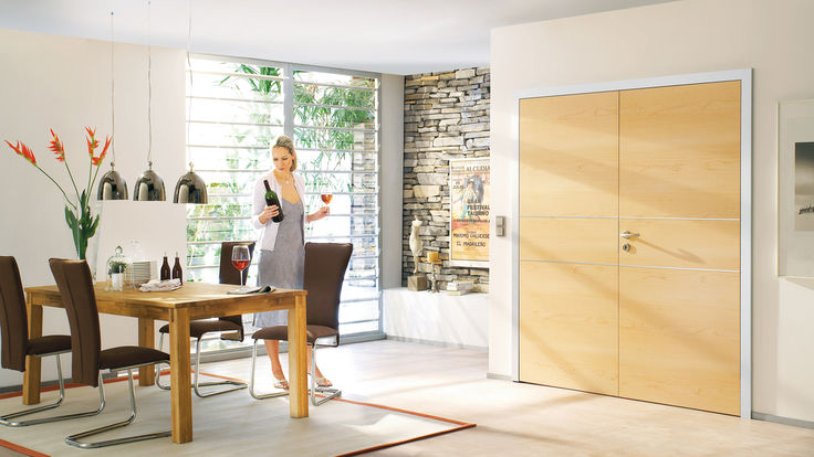 Esszimmer mit Fluegeltuer