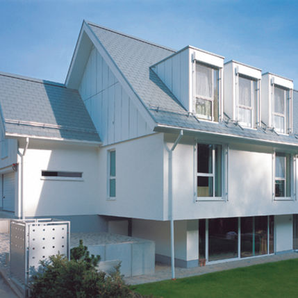 Haus mit blaugrauer Dachdeckung