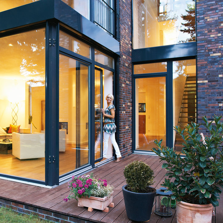 Große Glasfront mit Schiebetuer zur Terrasse