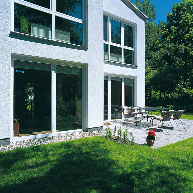 Haus mit großer Fensterfront und Terrasse