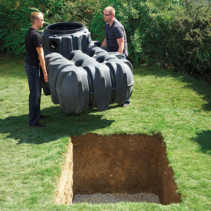 Flachtank in den Gartenboden einsetzen