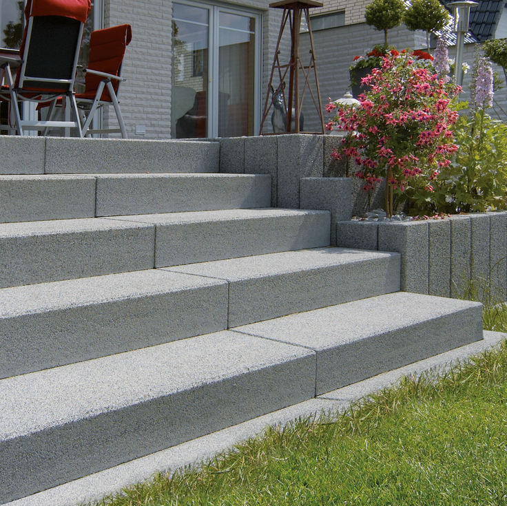 Graue Steinstufen zur Terrasse