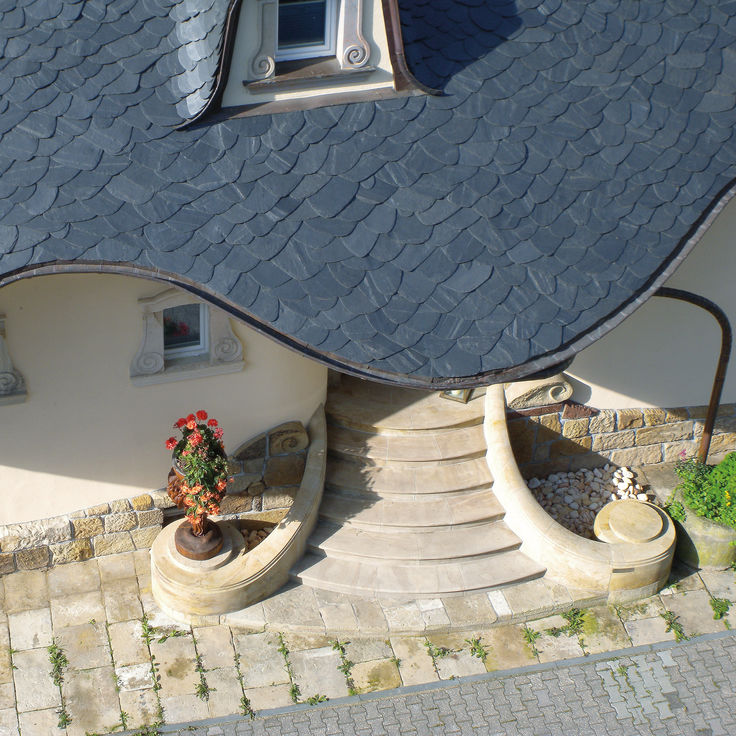 Haus mit Schiefersteindach von oben