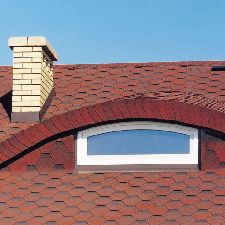 Deckungsbild rotes Ziegeldach mit Kamin und abgerundetem Dachfenster
