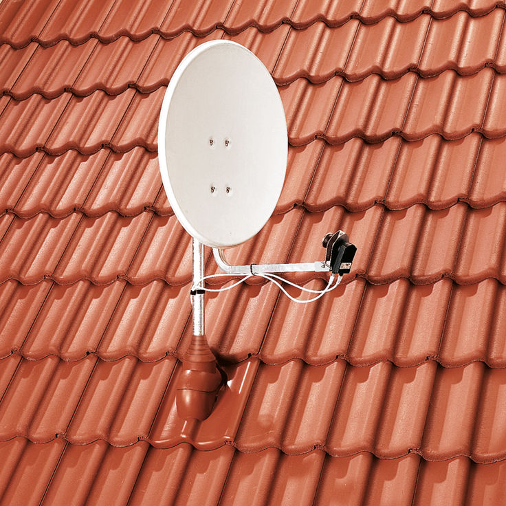 Montierte Satellitenschuessel am Dach