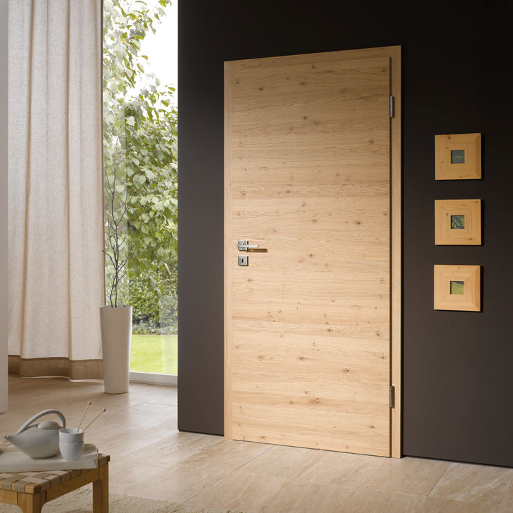 Schwarze Wand mit Tuer aus Eichenholz