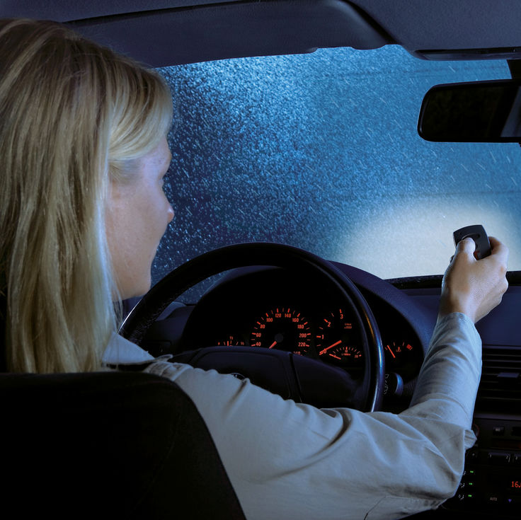 Autofahrerin betätigt Fernbedienung
