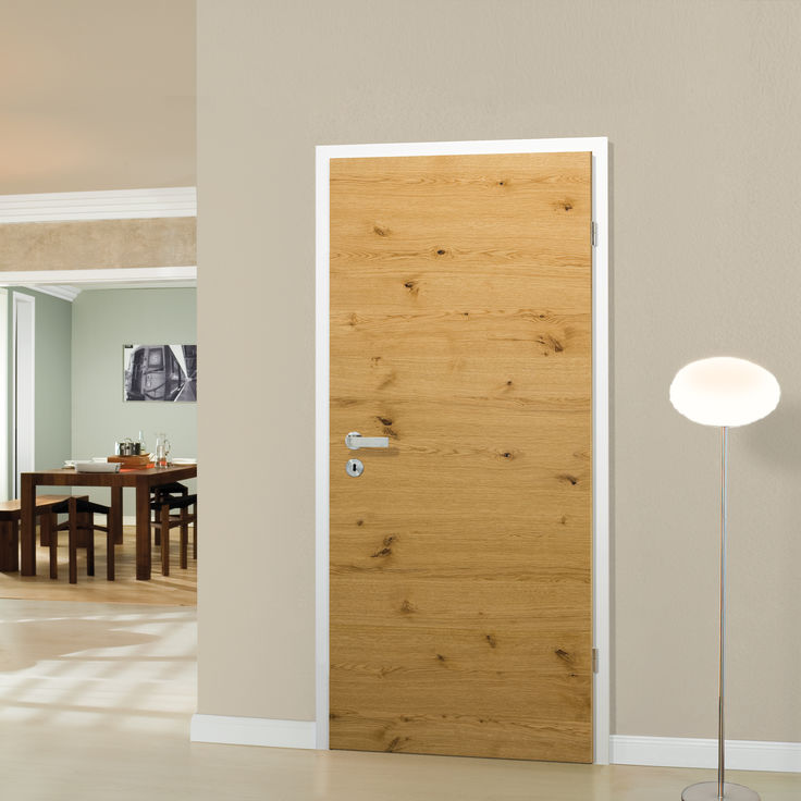 Holztuer in weißer Tuerzarge