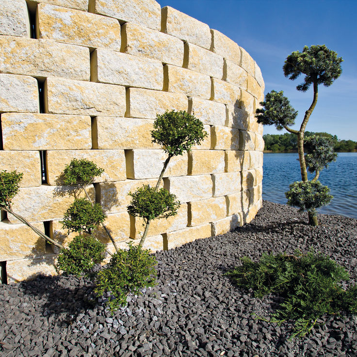 Steinmauer am Seeufer