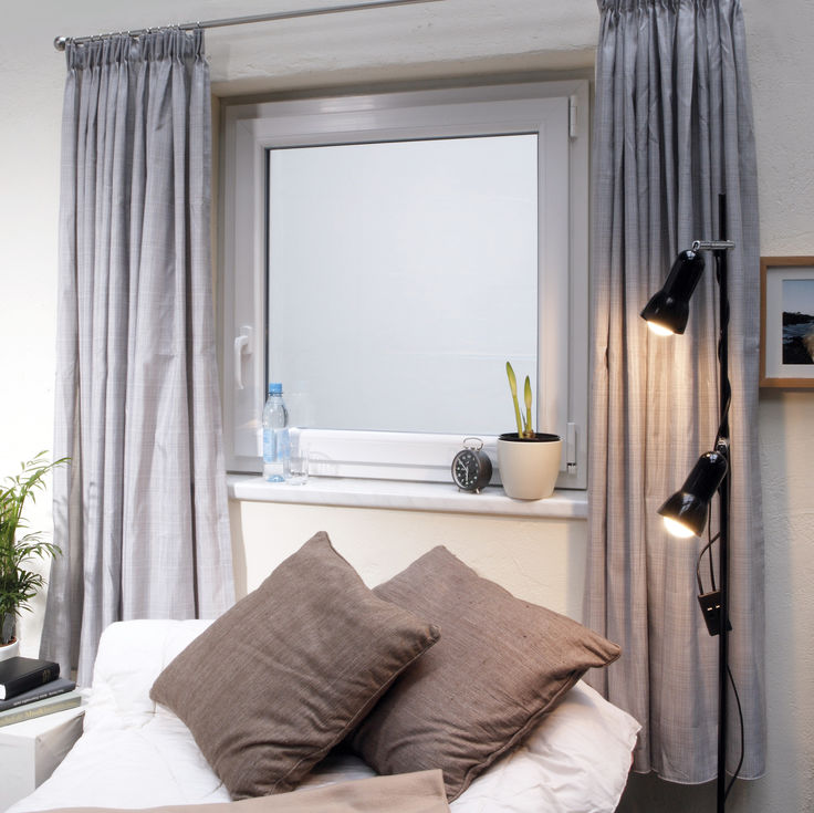 Wohnraum im Keller mit Lichtschacht-Fenster