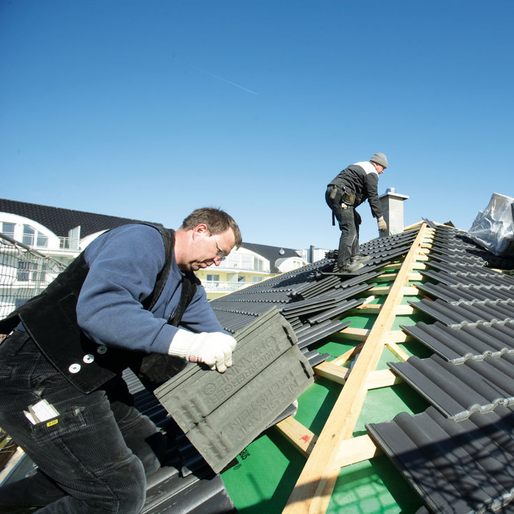 Dachdeckung mit grauen Ziegelsteinen