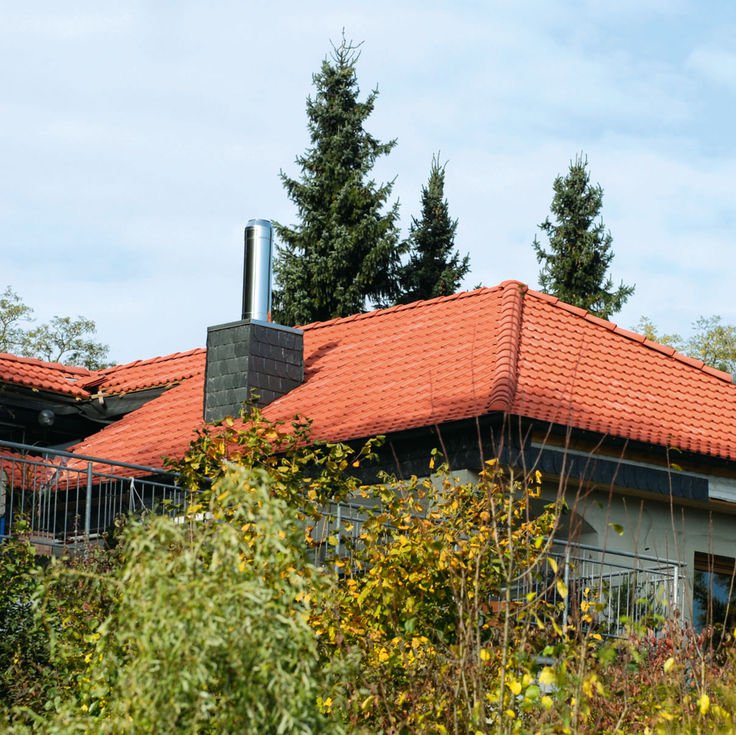 Rotes Ziegeldach mit Schornstein