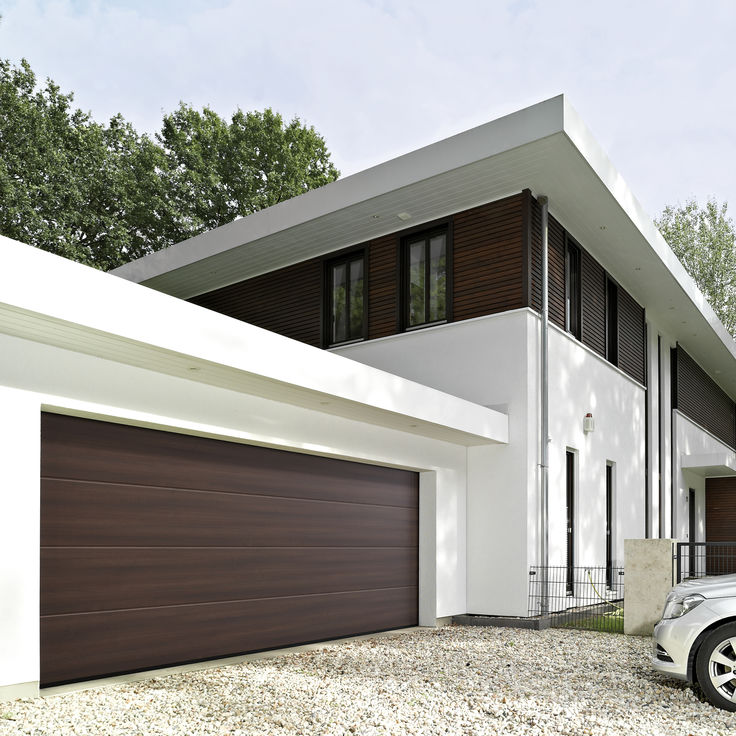 Haus mit braunen Garagentor