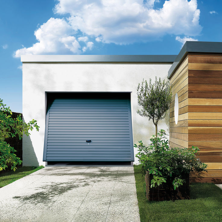 Garage mit blauem Schwingtor