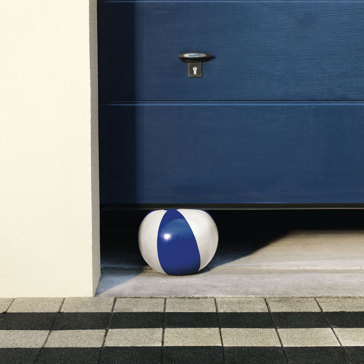 Ball unter Garagentor eingeklemmt