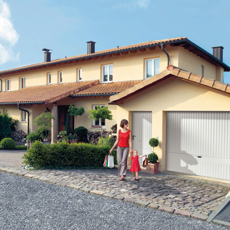 Beigefarbenes Haus mit Mutter und Kind