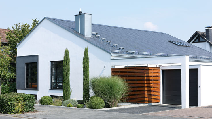 Haus mit hellgrauer Dachdeckung