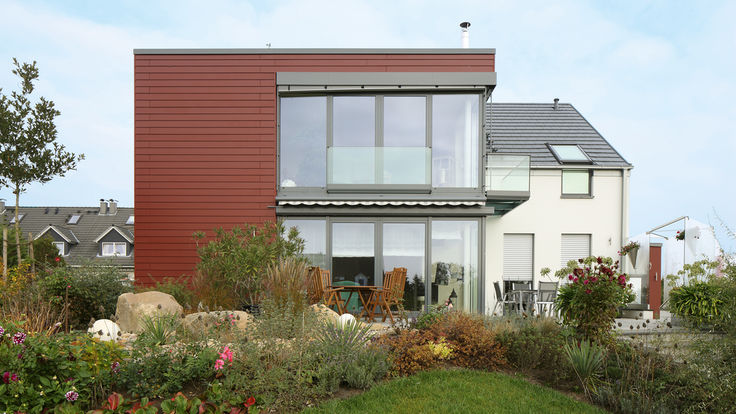 Haus mit vorgehängter Holzfassade