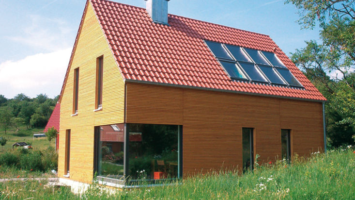 Haus mit heller Holzfassade