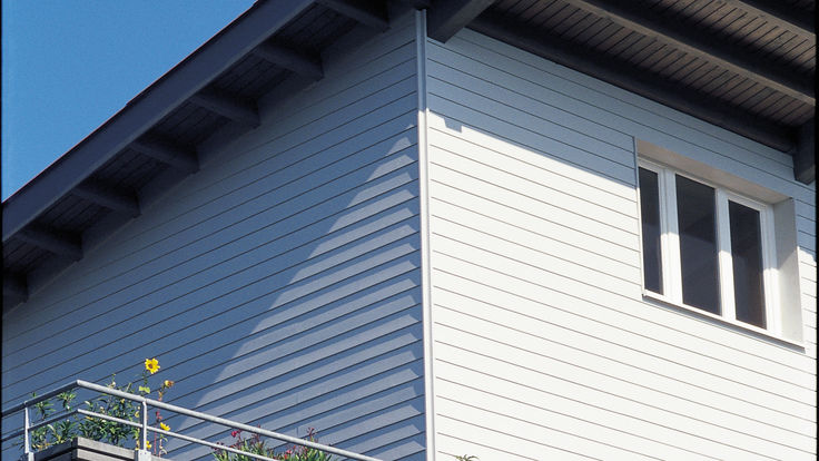Weiße Holzpaneelen als Hausfassade