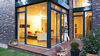 Große Glasfront mit Schiebetuer zur Terrasse