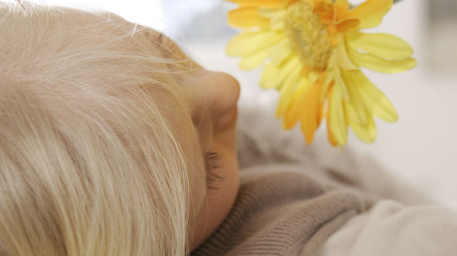 Entspanntes Kind und eine Blume