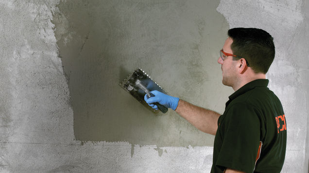 Aufragen der Moertelmasse an die Wand