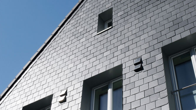 Haus mit grauer Steinfassade