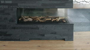 Kamin mit Schieferstein-Verblendung in anthrazit