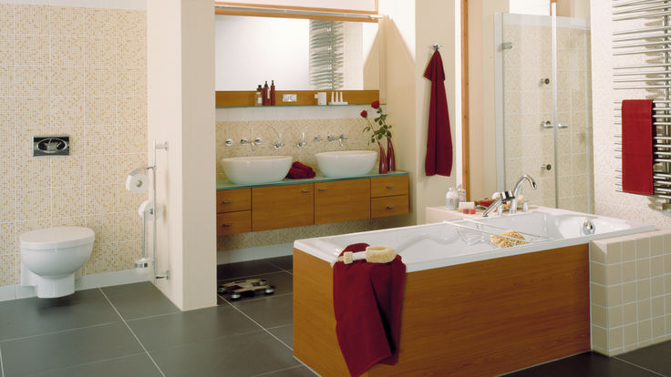 Badezimmer mit Holzelementen und schwarzen Fliesenboden