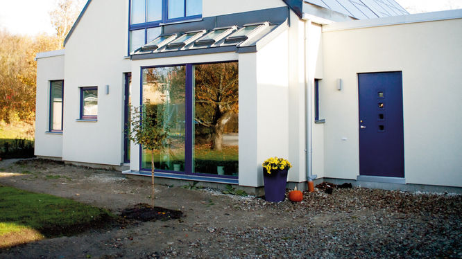 Haus mit unfertigen Vorplatz