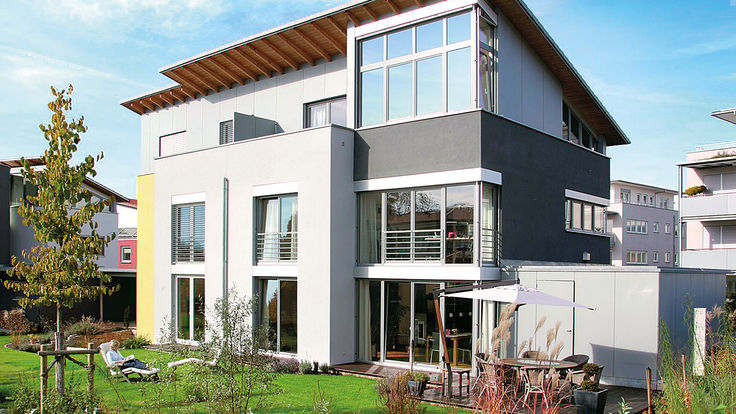Aussenansicht modernes Haus mit Garten