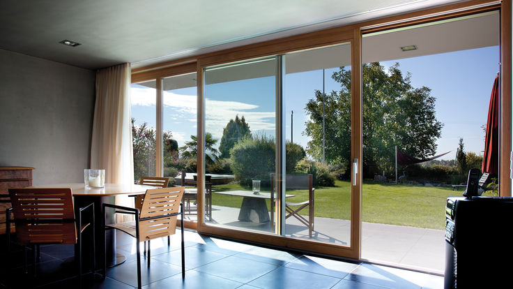 Zimmer mit Glasfront und Schiebeglastür