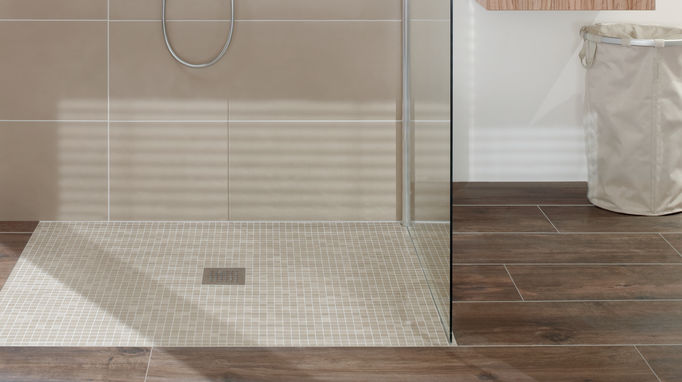 Dusche mit eigenem Bodendesign