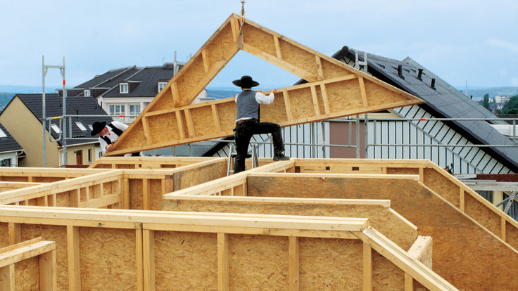 Montieren des Dachmoduls aus Konstruktionsholz
