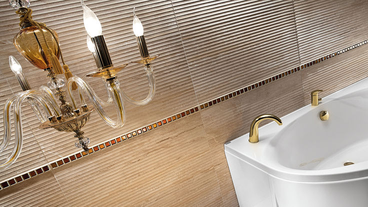 Badezimmer mit Oberflächendekoration aus Travertin-Kalkstien