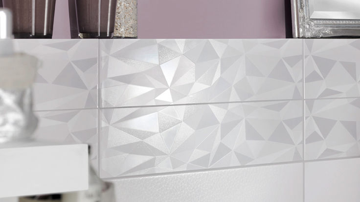 Weiße Wandfliesen aus Keramik mit 3D-Dekor