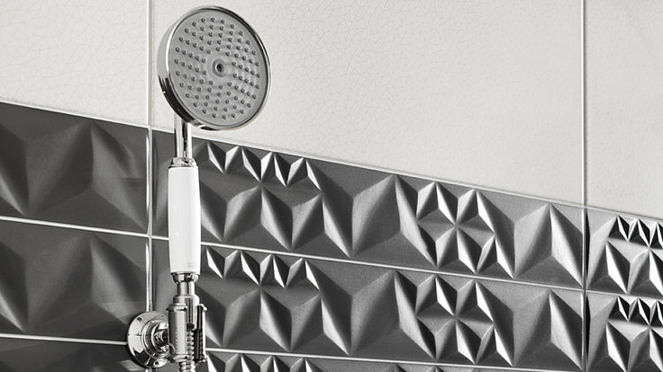 Wandfliesen bei Dusche mit 3D-Dekor