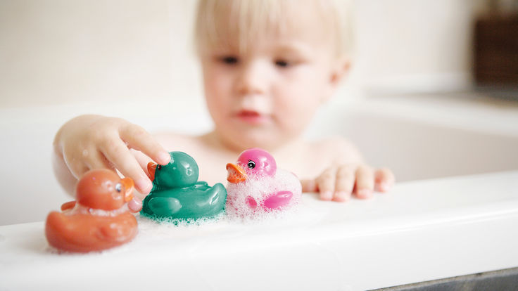 Spielendes Kind in der Badewanne