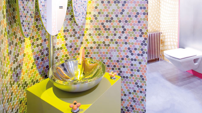 Gebogene Wand im Badezimmer