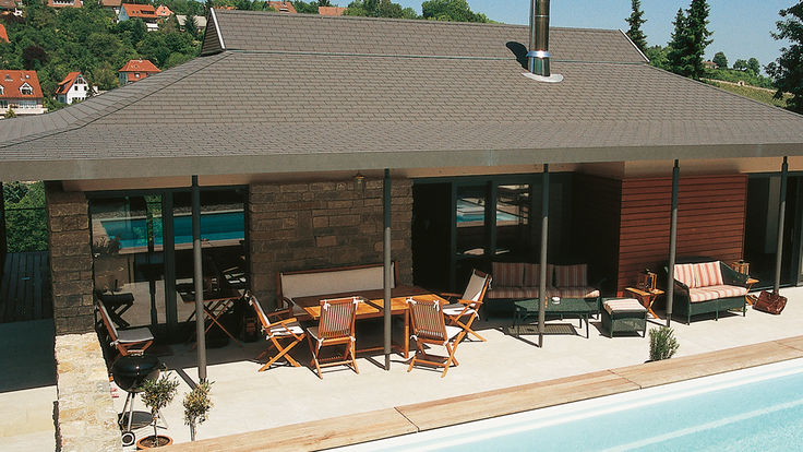 Deckungsbild Haus mit Graudach am Pool