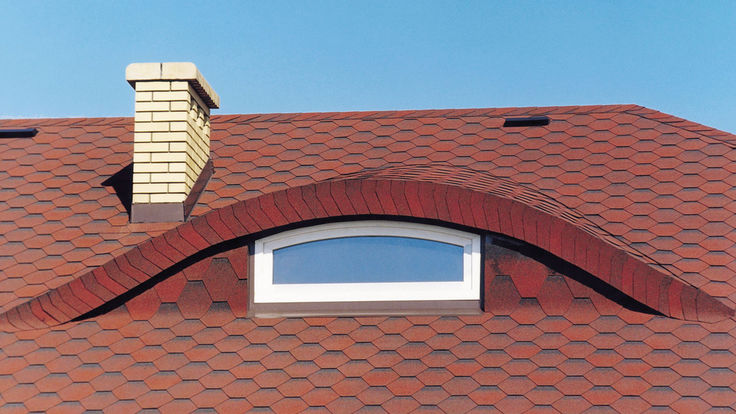 Deckungsbild rotes Ziegeldach mit Kamin und abgerundetem Dachfenster