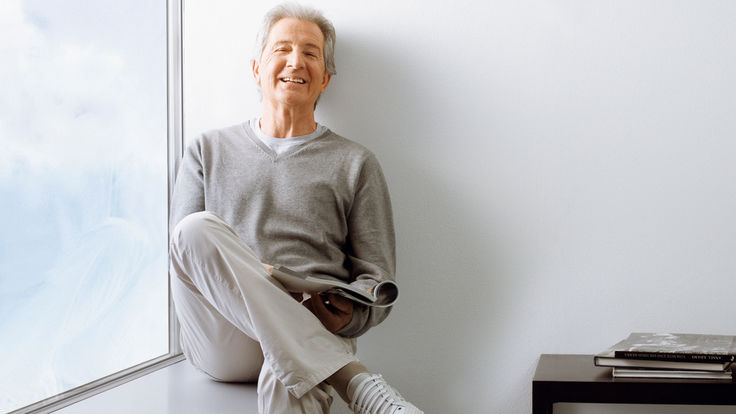 Mann hocken am Fenstersims