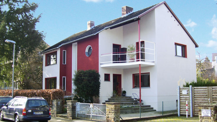 Weißes Haus mit Eckbalkon