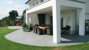 Terrasse aus Natursteinboden mit Ueberdachung