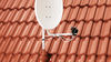 Montierte Satellitenschuessel am Dach