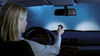 Autofahrerin betätigt Fernbedienung