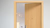 Offene Holztuer mit Tuerspion