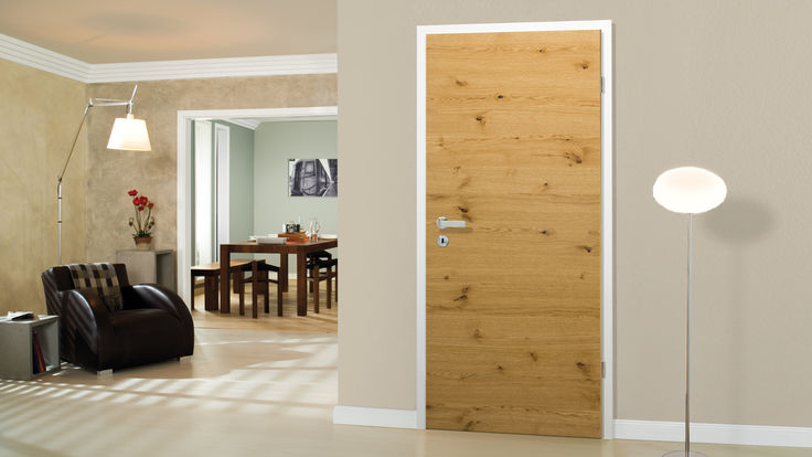 Holztuer in weißer Tuerzarge